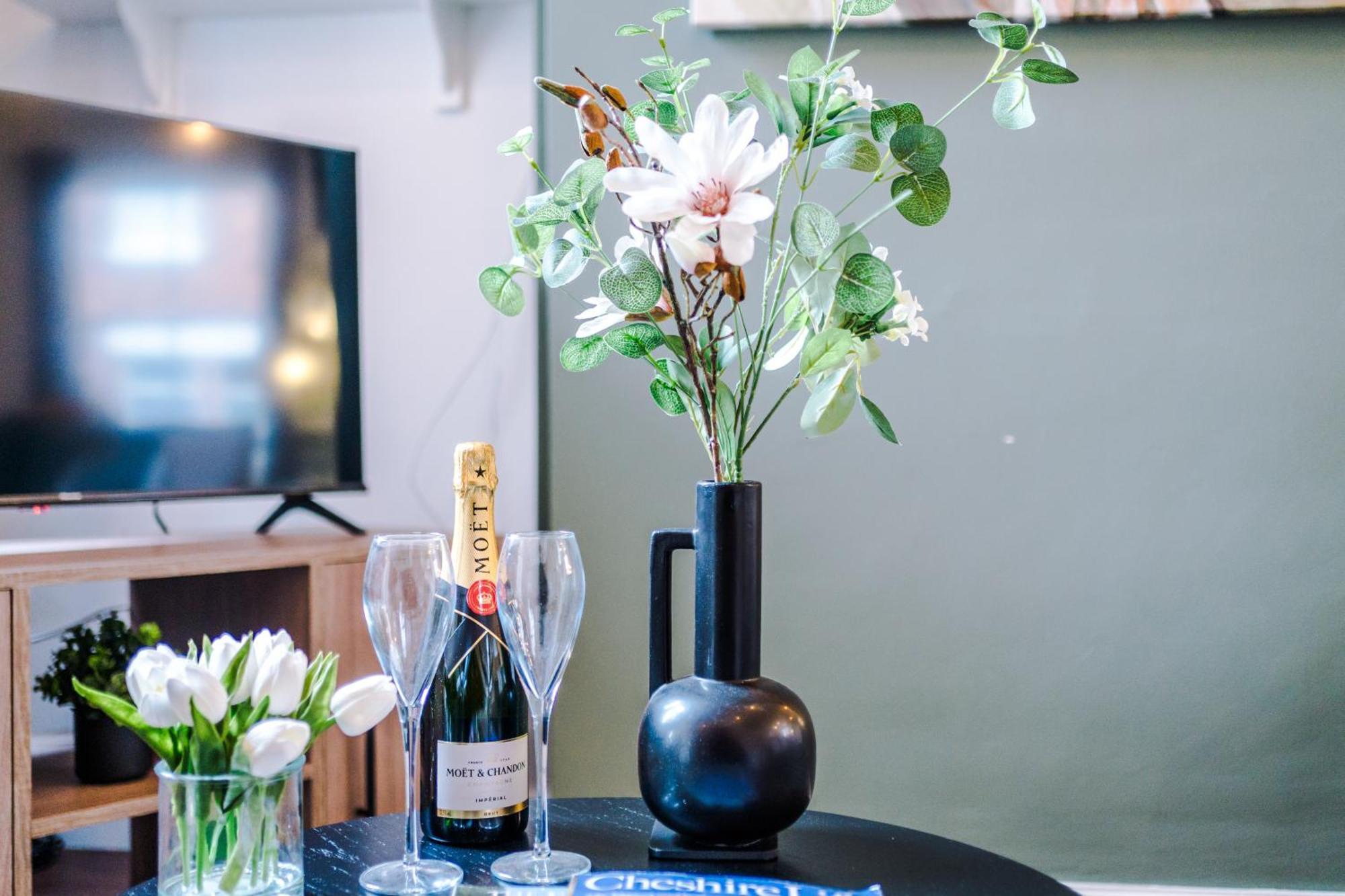 New! Stunning 2-Bed City-Centre Home In Chester By 53 Degrees Property - Ideal For Couples & Groups - Sleeps 6! Eksteriør bilde